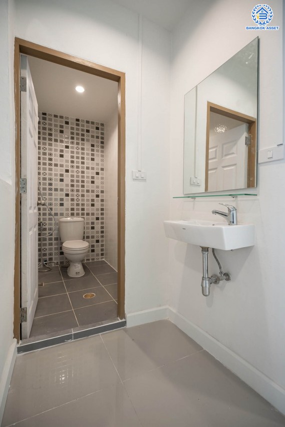 บ้านมือสองตกแต่งใหม่ โครงการ อยู่เจริญ วิภาวดี เนื้อที่ 21.2 ตร.ว. ฟังก์ชัน 2 ห้องนอน 2 ห้องน้ำ จอดรถได้ 2 คัน บนทำเลศักยภาพ หน้าโครงการติดถนนวิภาวดี ใกล้สนามบินดอนเมือง ฟิวเจอร์พาร์ครังสิต, ม.รังสิต จุดขึ้นทางด่วน "ดอนเมือง", โทลเวย์ วิภาวดี-รังสิต และรถไฟฟ้าสายสีแดง "สถานีรังสิต"